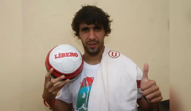 Juan Diego Gutiérrez con la camiseta de la "U" y la pelota de nuestro diario.