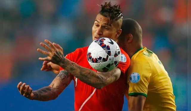 Paolo Guerrero disputa el balón con Joao Miranda.