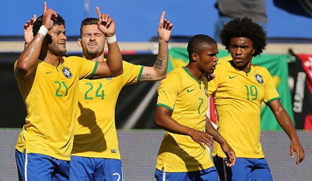 Lucas Lima, Douglas Costa y Willian celebran el gol de Hulk en un amistoso de Brasil.