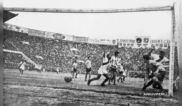'Kilo' Lobatón celebra el 1-1 de Perú, luego sería anulado por el árbitro Pazos.