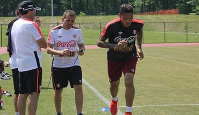 Paolo Guerrero entrena de manera diferencia por disposición de comando técnico. Paolo Guerrero entrena de manera diferencia por disposición de comando técnico.