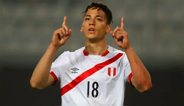 Cristian Benavente celebra su gol a Trinidad y Tobago.