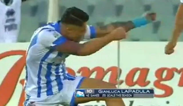 Gianluca Lapadula hace su celebración característica tras anotar con Pescara.