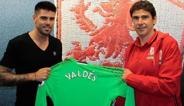 Víctor Valdés en su presentación en el Middlesbrough junto al DT Aitor Karanka.
