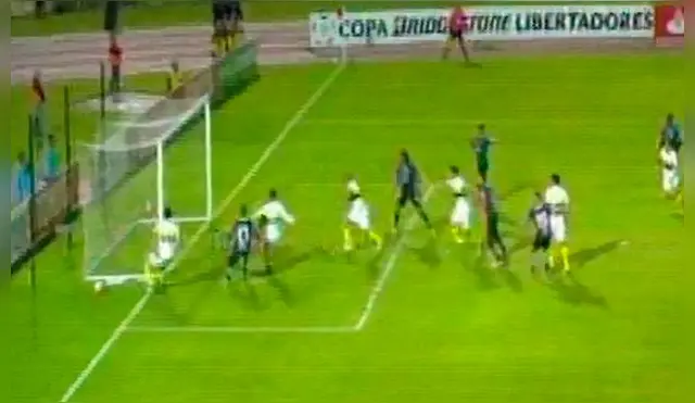 Azcona evita el gol de Bentancur.