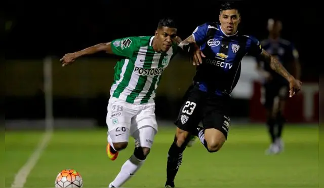 Orlando Berrío disputa el balón con Emiliano Tellechea.