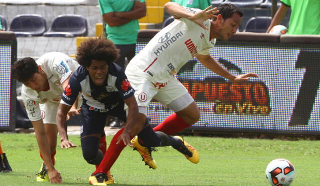 Julio Landauri disputa un balón con Ángel Romero y Braynner García en el clásico en Matute. Julio Landauri disputa un balón con Ángel Romero y Braynner García en el clásico en Matute.