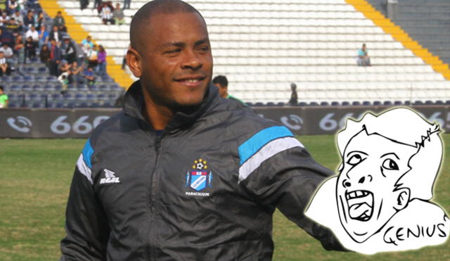 Wilmer Aguirre saluda durante el Alianza-La Bocana en Matute.