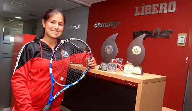 Alessandra Gonzalez posa con sus trofeos en las instalaciones de LÍBERO.