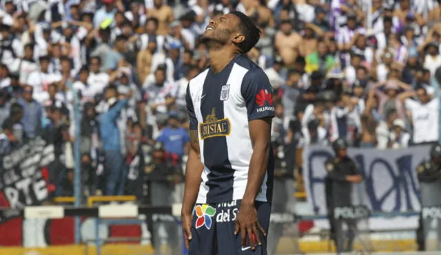 Lionard Pajoy se lamenta de una ocasión fallada ante Sport Huancayo. Lionard Pajoy se lamenta de una ocasión fallada ante Sport Huancayo.