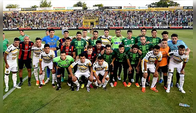Jugadores del San Lorenzo y Olimpo posaron para la foto en honor a Chapecoense 
