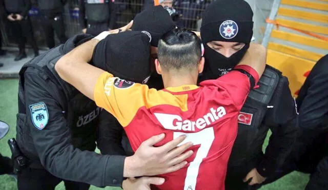 Yasin Oztekin abraza a tres policías en homenaje a las víctimas de Estambul.