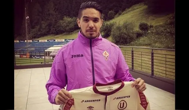 Juan Vargas posa con la camiseta de Universitario durante su etapa en Fiorentina.