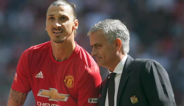 Zlatan Ibrahimovic y José Mourinho conversan durante un partido del Manchester United.