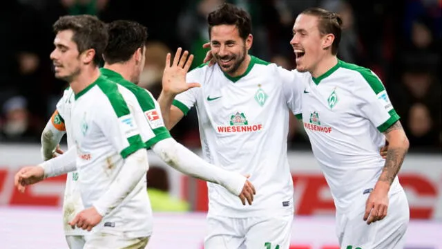Claudio Pizarro celebra su gol al Bayer Leverkusen.