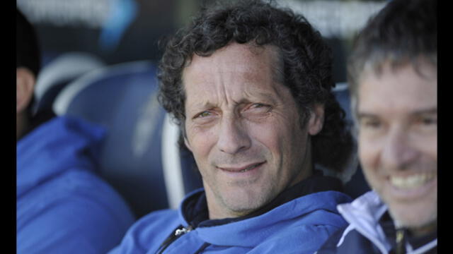 Pedro Troglio durante su etapa como entrenador de Gimnasia y Esgrima La Plata.