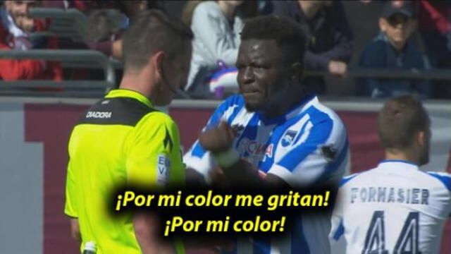 Sulley Muntari le reclama al árbitro del Cagliari-Pescara.