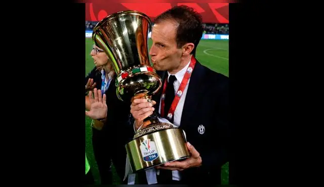Massimiliano Allegri besando el trofeo de la Copa Italia.