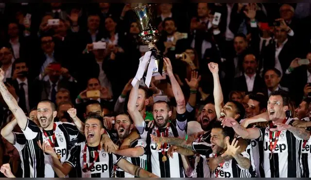 Giorgio Chiellini levantó la Copa Italia.