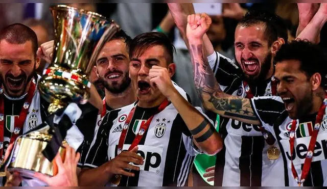 Bonucci, Pjanic, Dybala, Chiellini y Dani Alves celebrando antes de la entra del título de Juventus.