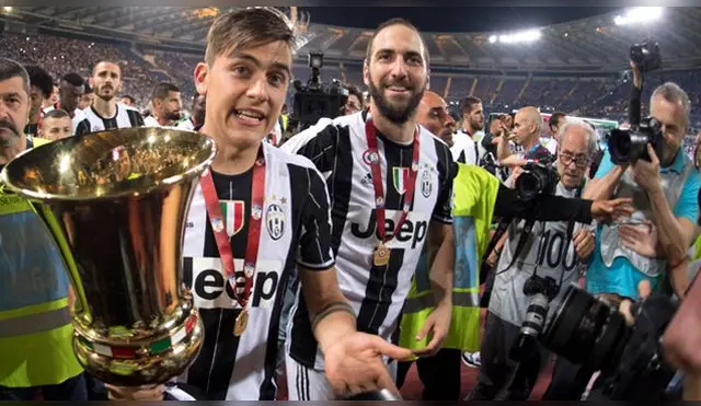Paylo Dybala y Gonzalo Higuaín con el trofeo en sus manos.