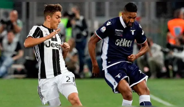 Paulo Dybala marcando a un jugador de la Lazio en el primer tiempo.
