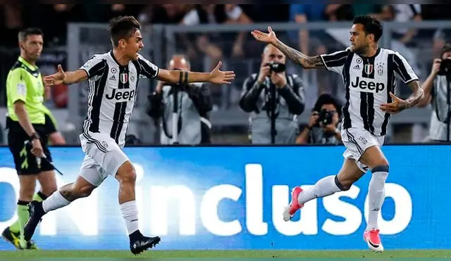 Dani Alves marcó el 1-0 momentáneo en el minuto 12 ante la Lazio.