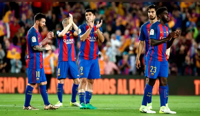 Los jugadores del Barcelona se quedaron en el campo del Campo Nou pese al subcampeonato. Foto: EFE