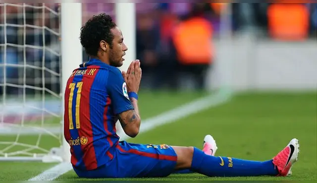 Neymar pidió un penal al árbitro. Foto EFE