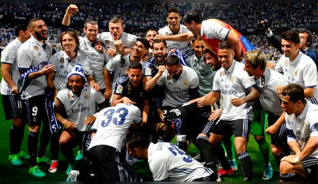 Futbolistas del Real Madrid celebrando el título 33 de la liga española. Fuente: AP