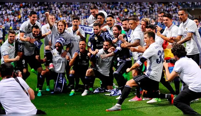 La plantilla del Real Madrid se tomó la respectiva foto de rigor con el trofeo. Fuente: AP