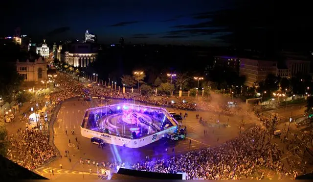 La gente va llegando a la Plaza de Cibeles para celebrar el título 33 de La Liga. Fuente: EFE