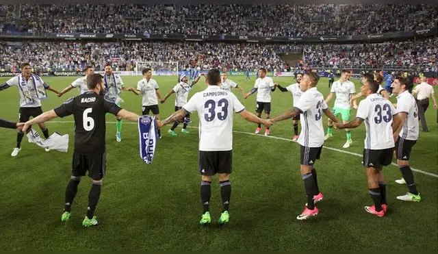 El plantel 'Merengue' hizo un círculo en medio del campo y celebró el campeonato. Fuente: EFE