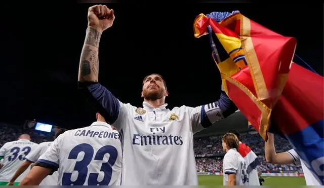 Sergio Ramos celebró con los hinchas 'Blancos' que asistieron al estadio. Fuente: EFE