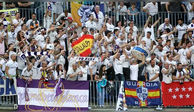 La hinchada del Real Madrid presente en el Estadio La Rosaleda. Fuente: EFE