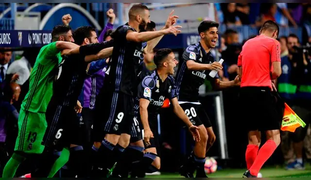 Los jugadores en el banquillo corrieron a celebrar cuando escucharon el pitazo final. Fuente: AP