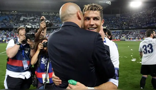 Zinedine Zidane se abra y le da un beso a Cristiano Ronaldo. Fuente: EFE