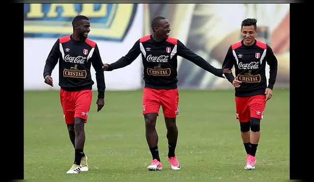 Christian Ramos, Luis Advíncula y Yoshimar Yotún trotan alrededor del campo en la Videna.