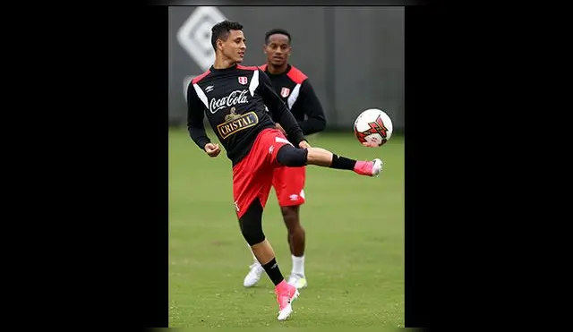 Yoshimar Yotún controla un balón ante la mirada de André Carrillo.
