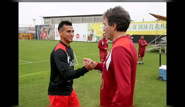 Miguel Trauco se saluda con Néstor Bonillo.