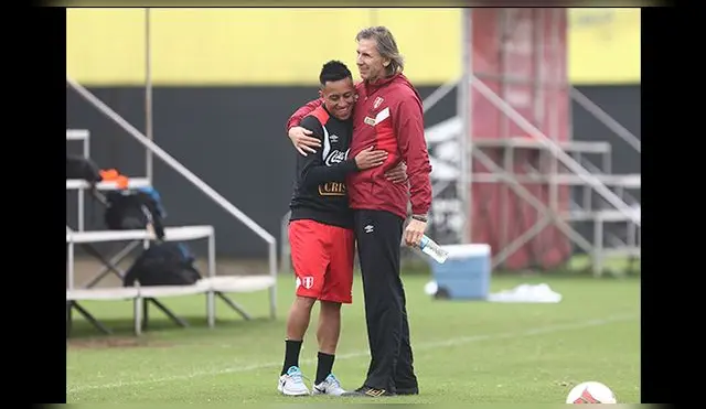 Ricardo Gareca se saluda efusivamente con Christian Cueva.