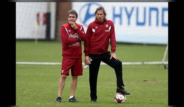 Ricardo Gareca conversa con el PF Néstor Bonillo.
