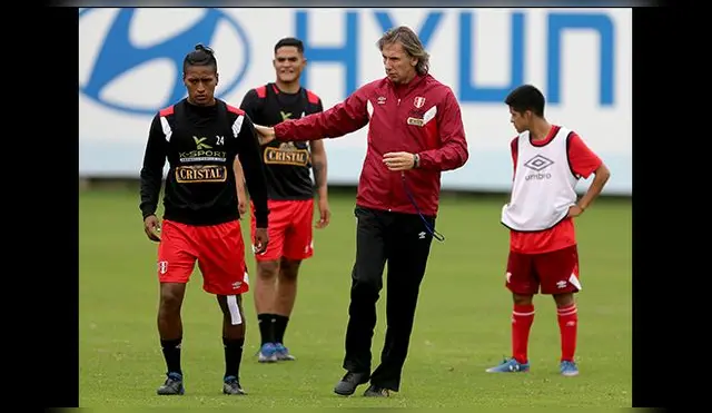Ricardo Gareca le da una indicación a Pedro Aquino.