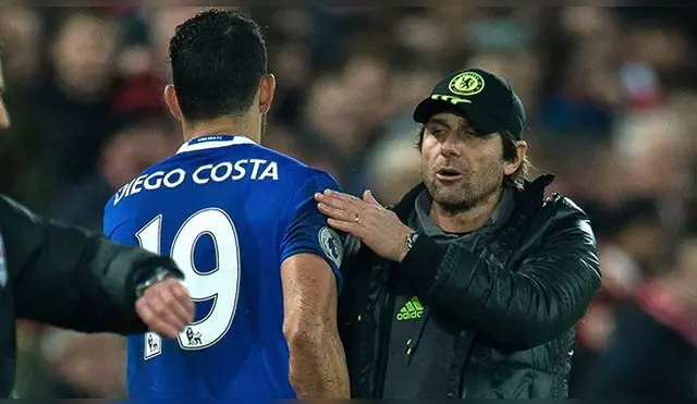 Diego Costa y Antonio Conte durante un partido del Chelsea.