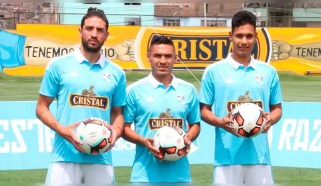Mauricio Viana (i) y Renzo Garcés (d) durante su presentación en Sporting Cristal.