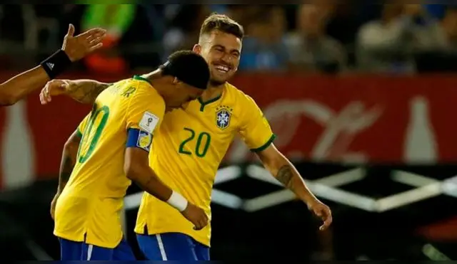 Lucas Lima celebra su gol a Argentina junto a Neymar.