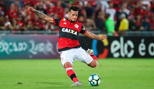 Miguel Trauco ensaya un remate en el partido ante Chapecoense.