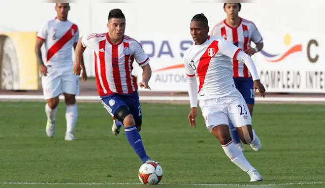 Pedro Aquino conduce un balón en el amistoso Perú-Paraguay.