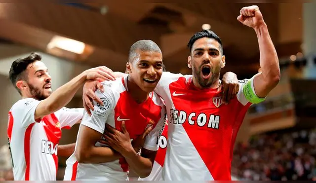 Kylian Mbappé celebra un gol con Radamel Falcao.