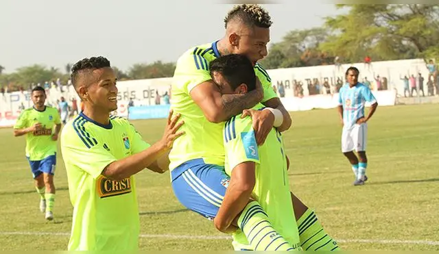Irven Ávila y Ray Sandoval celebran el primer gol del atacante de Sporting Cristal.